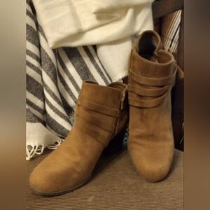 INDIGO RD. Faux Suede Tan Booties with Stacked Heels. Bow Tie Side. Sz 10